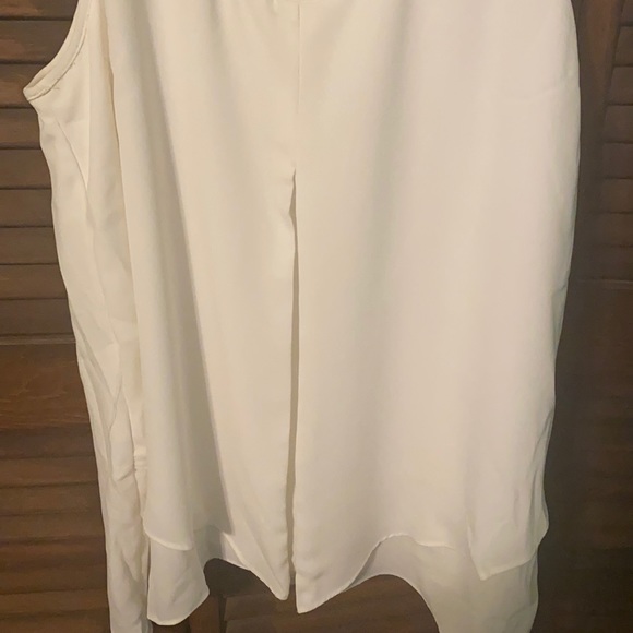 lightweight layered white sleeveless top - Picture 2 of 2